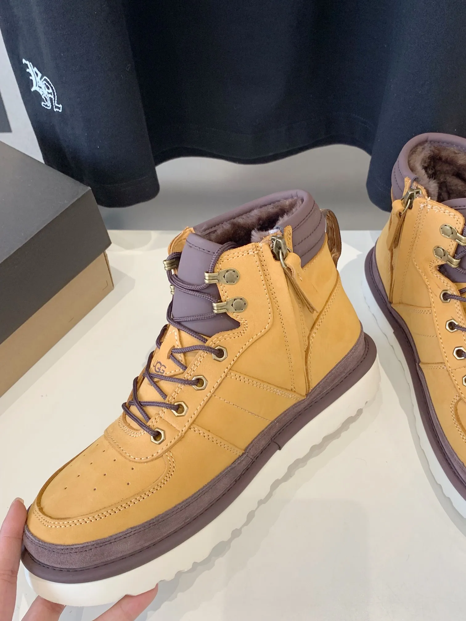 [UGG] P: 660💰 Men's model. Size: 39-44 𝐔gg 1122170 Side zipper Highlander men's shoes. Men's sheepskin lining imported from Australia. Sole. Light wing technology outsole. The upper foot is very comfortable. Men's snow boots are OK for husband and dad. High-end atmosphere. Three colors: chestnut, dark brown, olive green.